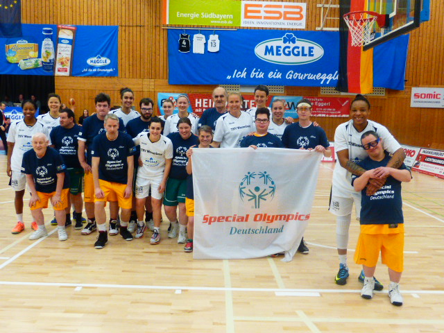 Einmaliges Erlebnis für Rosenheimer Special Olympics Basketballer