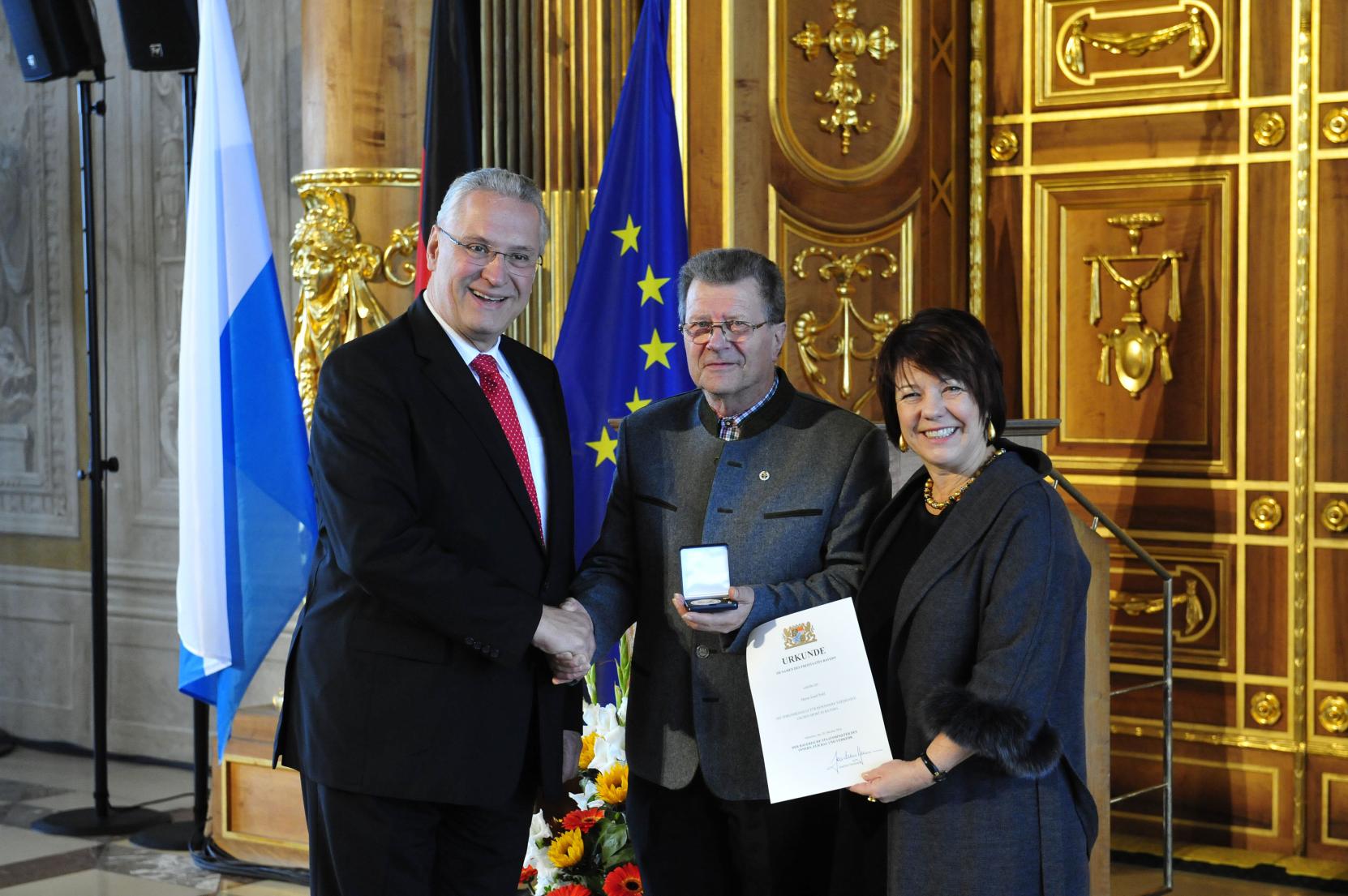 Bayerische Ehrenmedaille für Josef  Pohl aus Flossenbürg