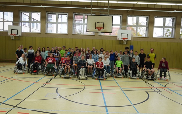 Gruppenfoto vom Projekttag Rollstuhlbasketball macht Schule Erasmus-Gymnasium Amberg