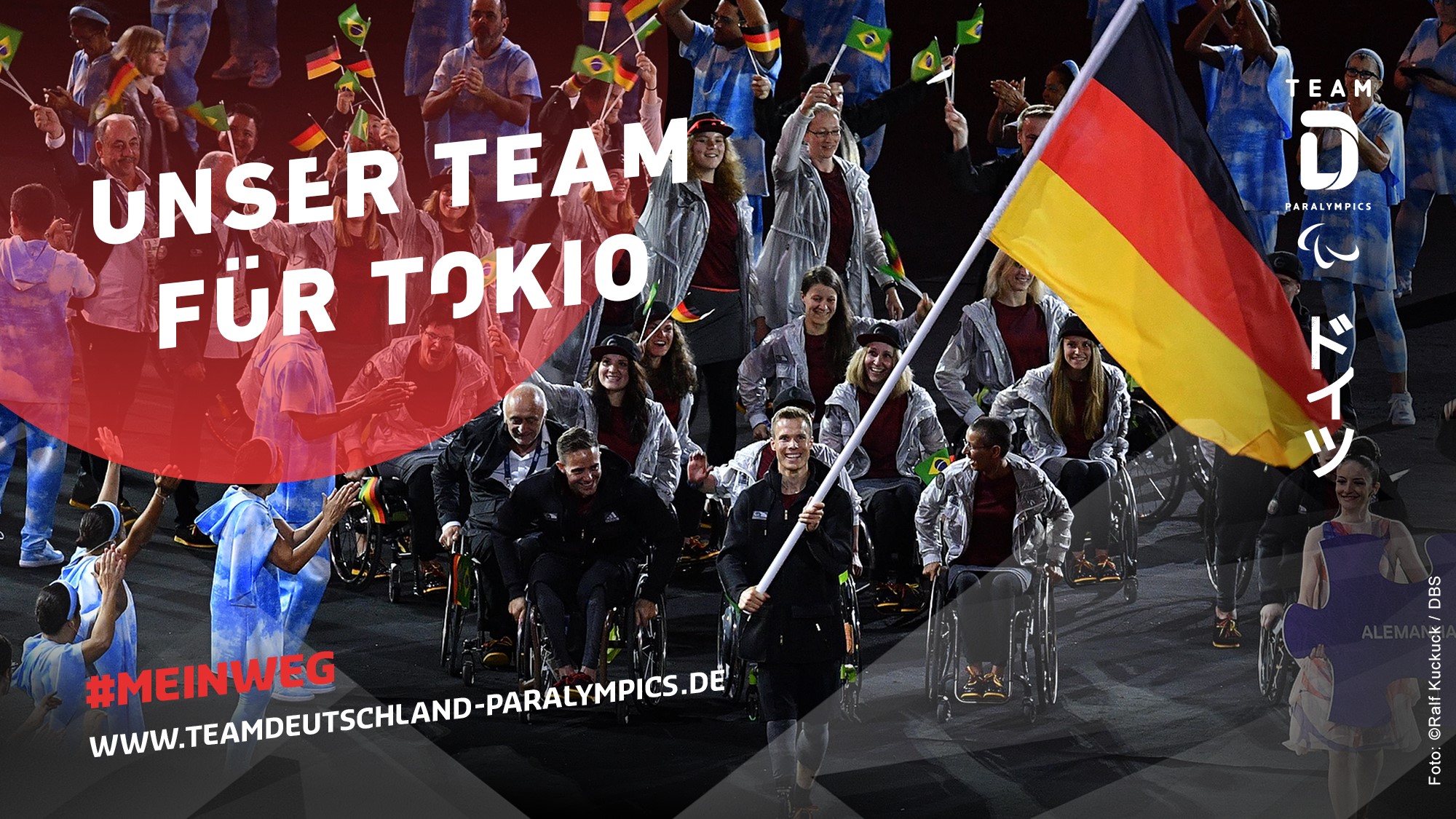 Zahlreiche Para Athlet*innen marschieren mit der deutschen Flagge. In der oberen, linken Ecke steht: Unser Team für Tokio.