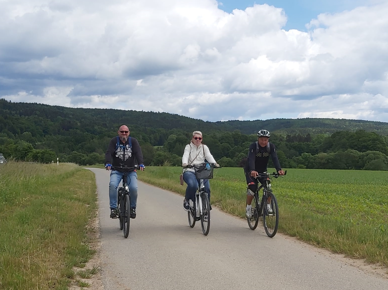 Drei unserer Radsportler*innen in Aktion bei der Radtour des Bezirkes Oberpfalz.