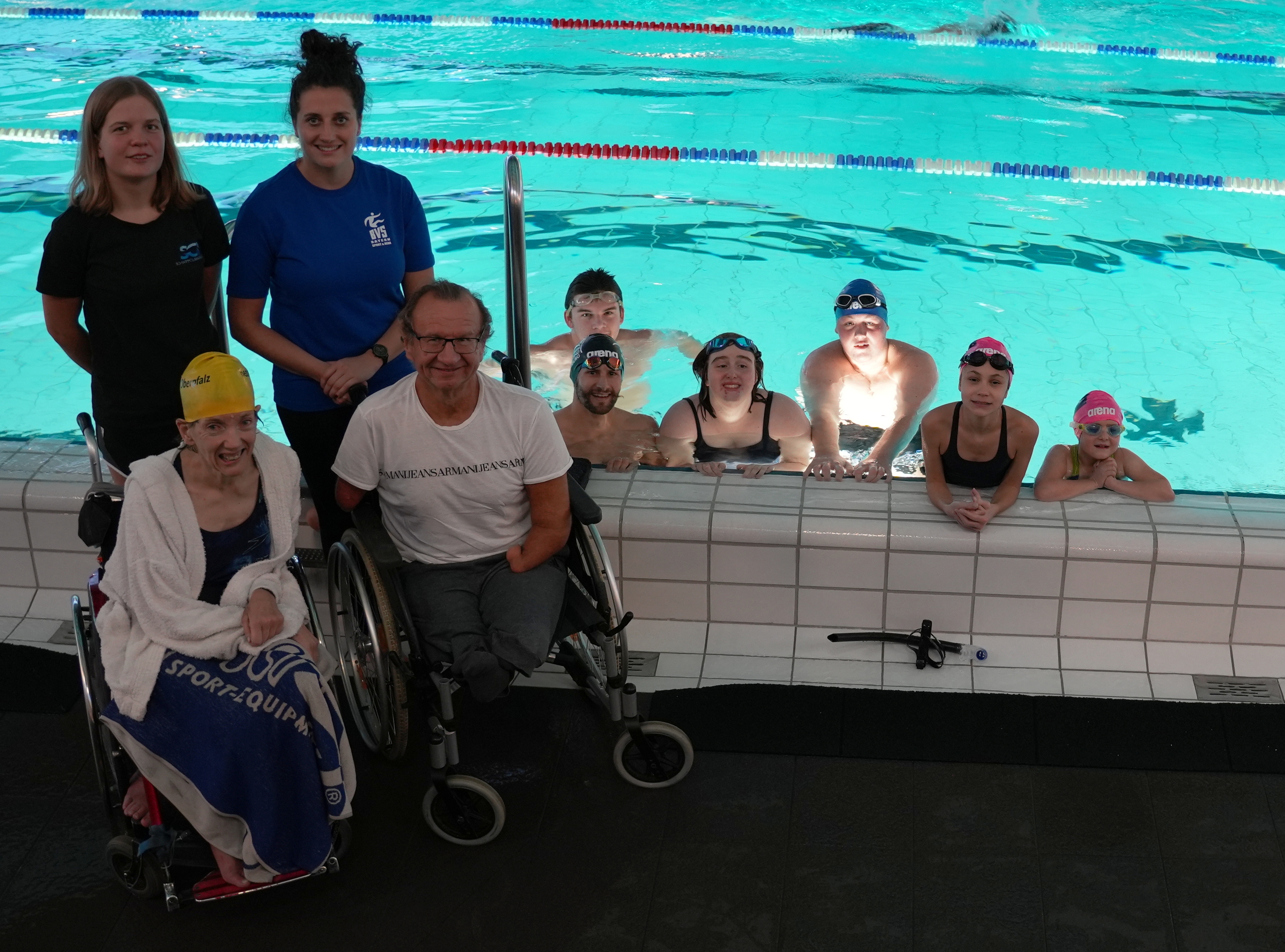 Gruppenfoto Trainingsgruppe Para Schwimmer*innen im Westbad Regensburg