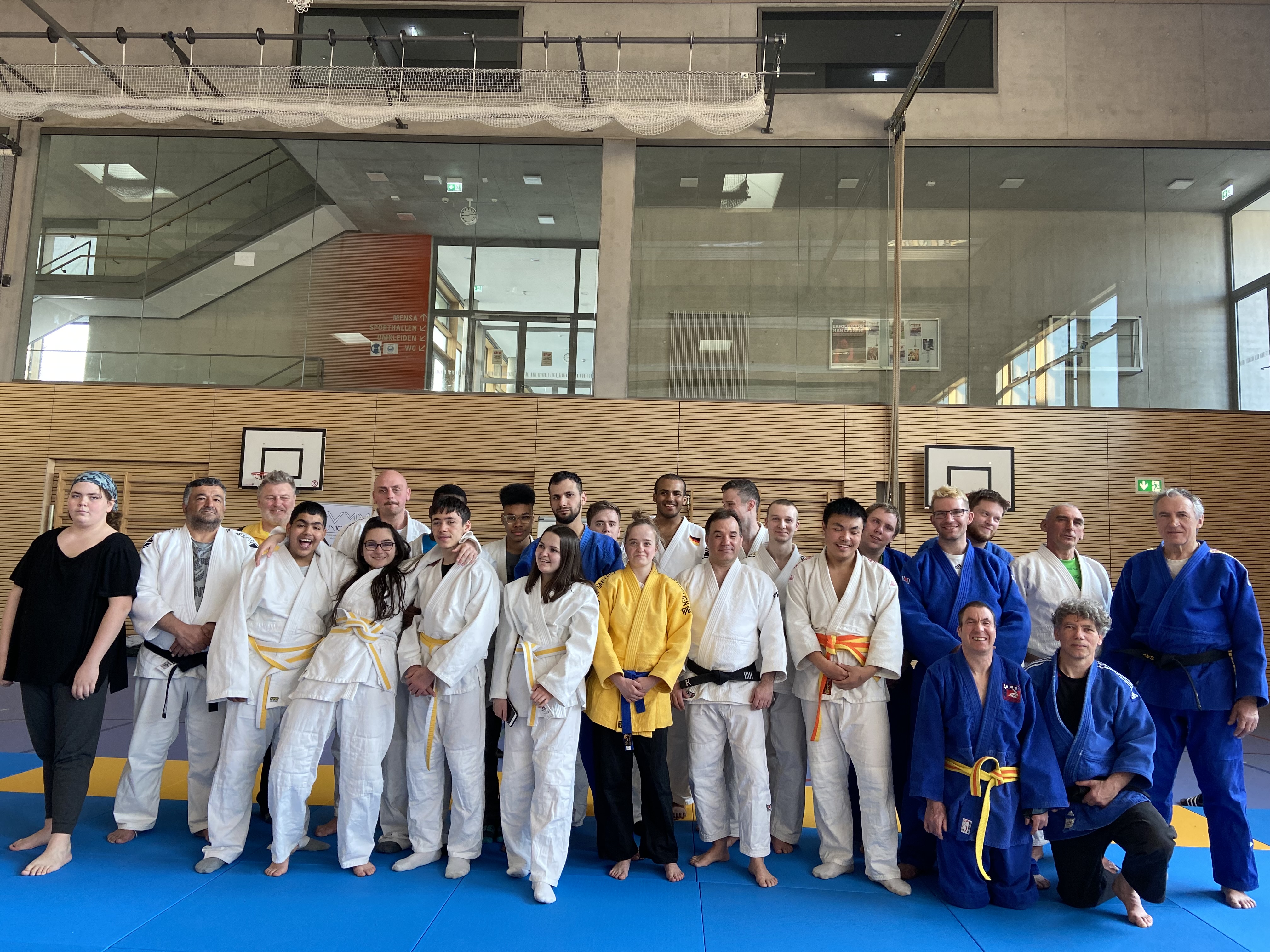 Unsere ID-Judoka posieren für ein Gruppenfoto in der Sporthalle.