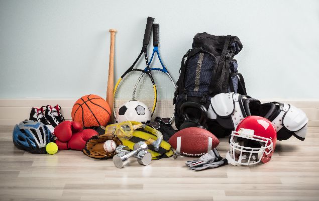 Ausrüstungsgegenstände für verschiedene Sportarten liegen auf einem Haufen. 
