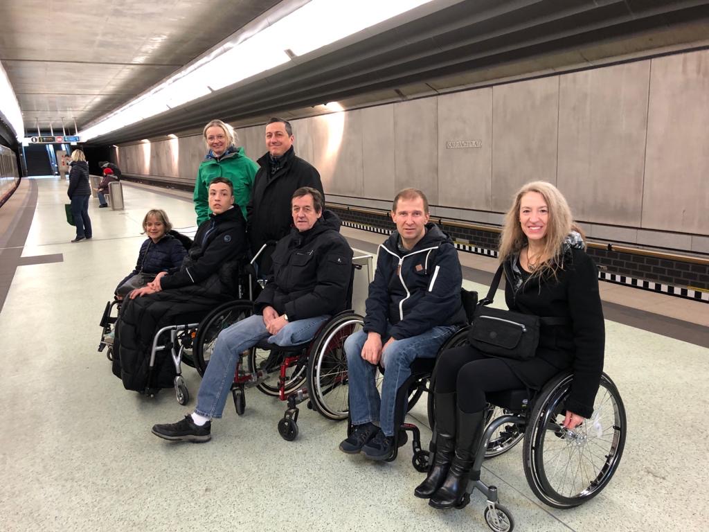 Rollstuhlfahrer treffen sich in der U-Bahn