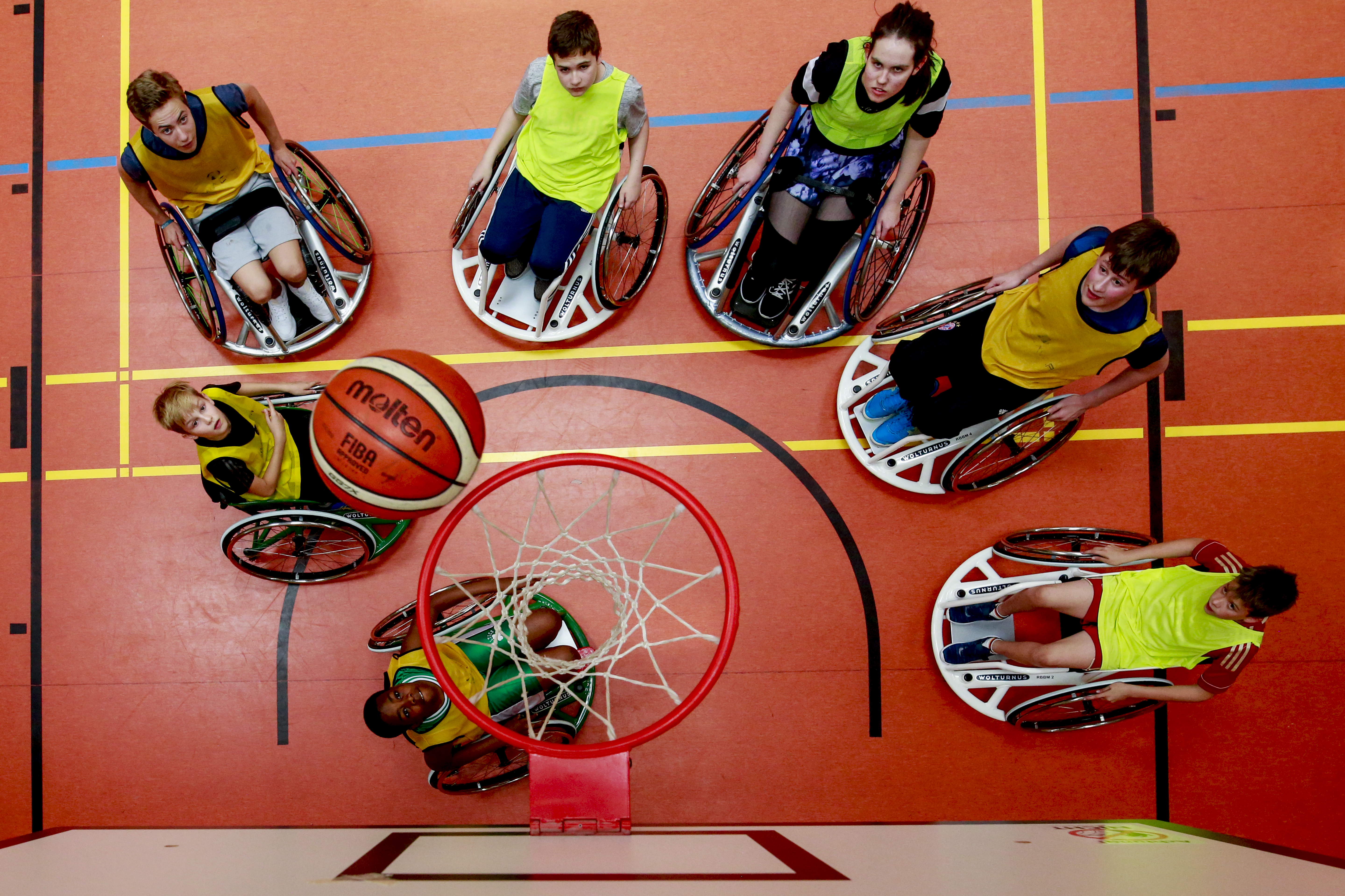Sieben Rollstuhlbasketballer*innen und ein Korb. Geht der Ball rein? Foto: Thilo Schmülgen