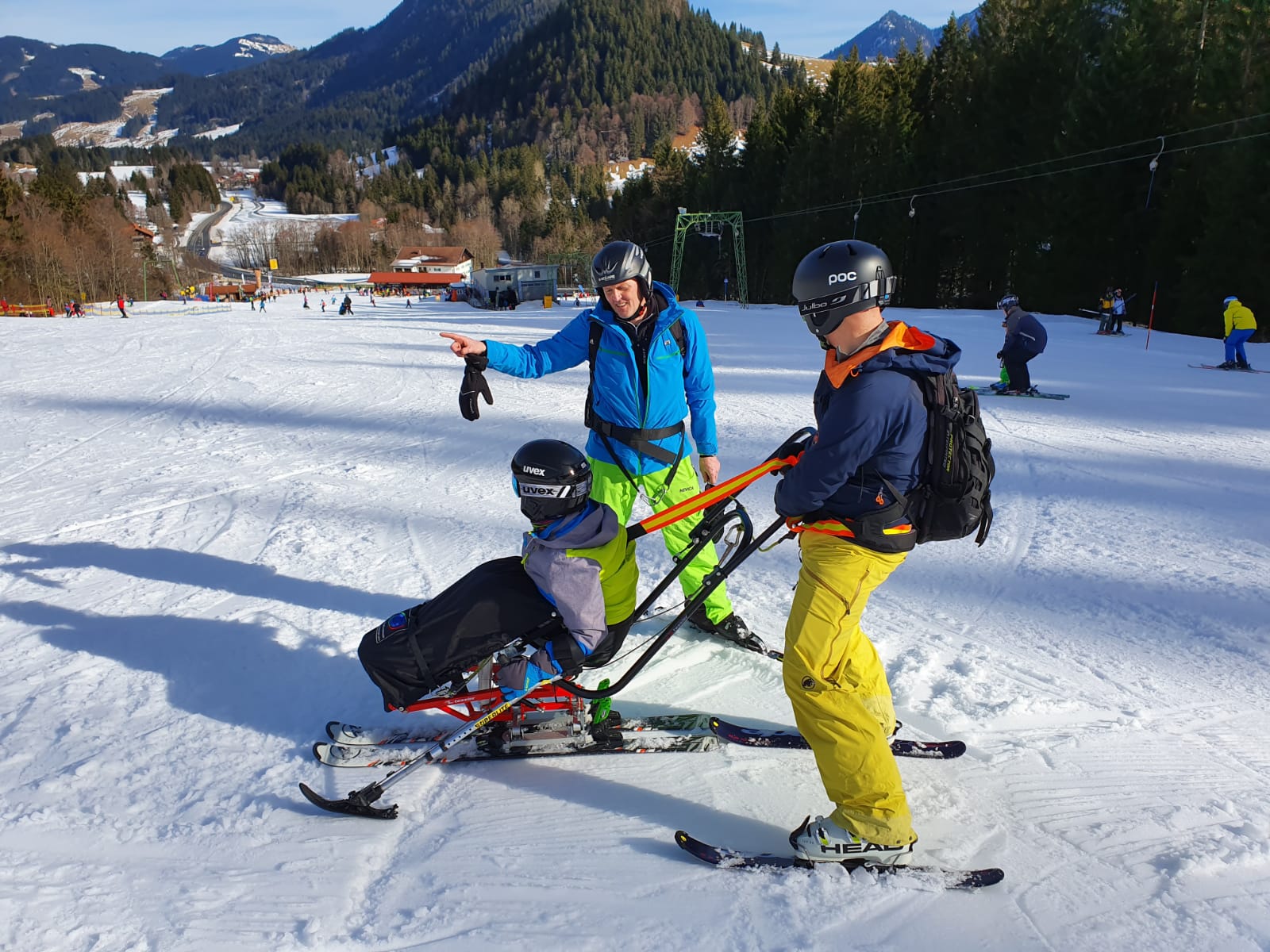 Quentin und sein Begleitfahrer bekommen Tipps von Skilehrer Tino