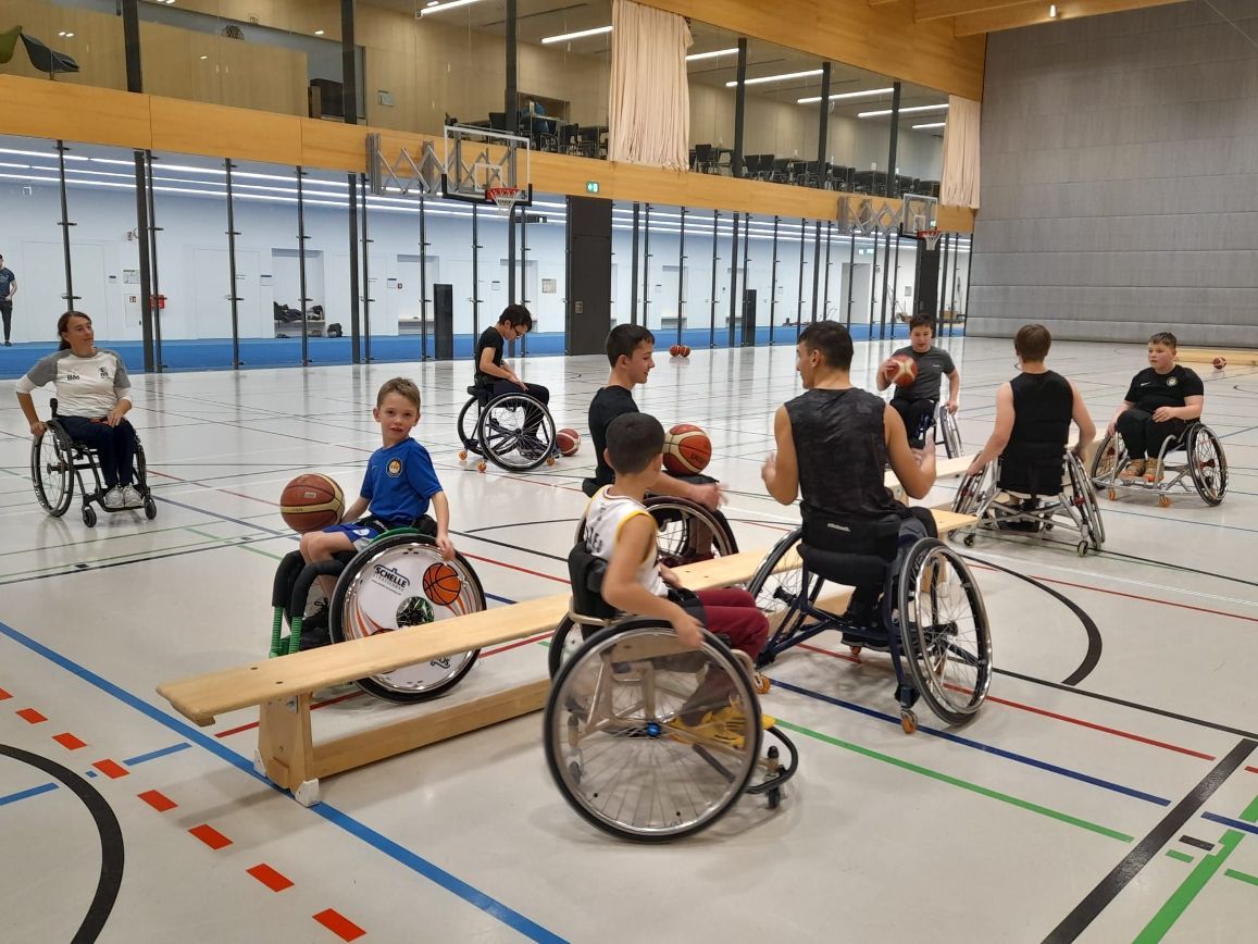 Technikübung Rollstuhlbasketball mit Langbank