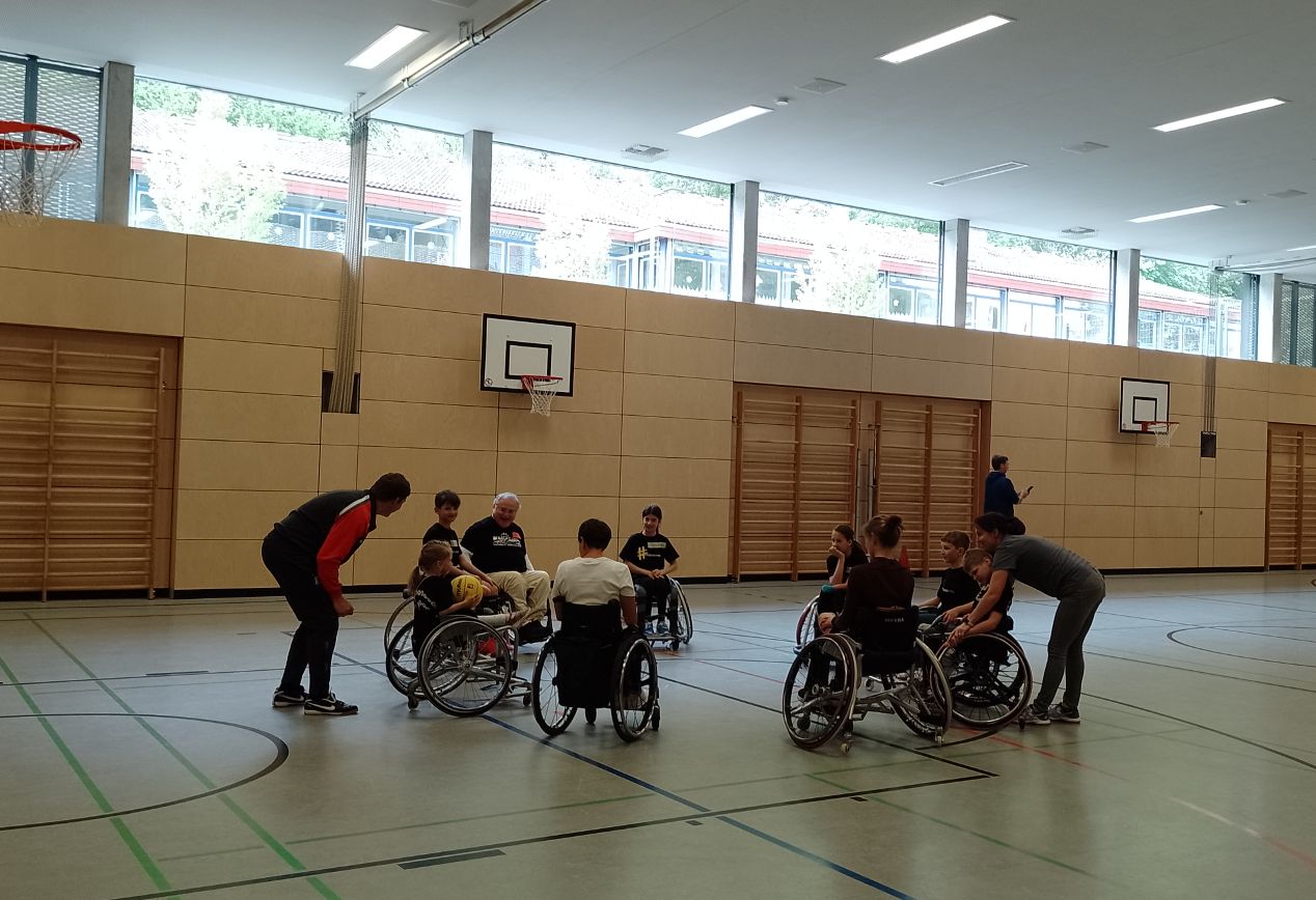 Rollstuhlbasketball Übung im Kreis