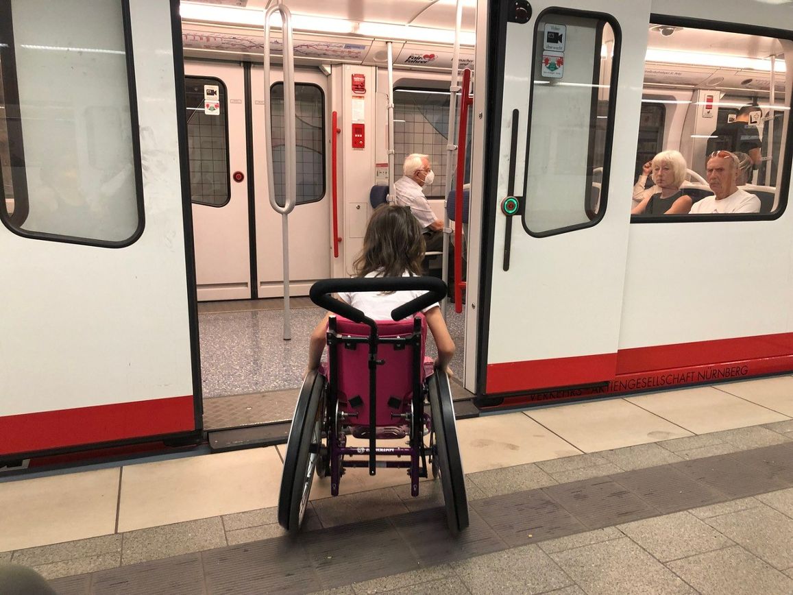 Ubahn fahren mit dem Rollstuhl. Wie meistert man den Einstieg?