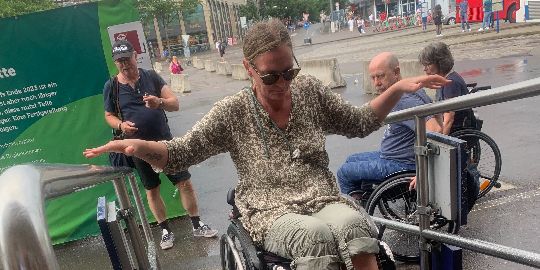 Rollstuhltraining in der Stadt Augsburg