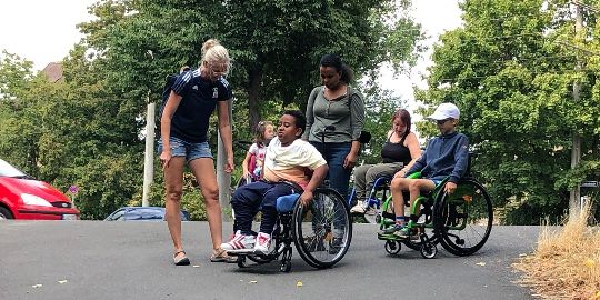 Kinder-Rollstuhltraining in der Stadt Nürnberg