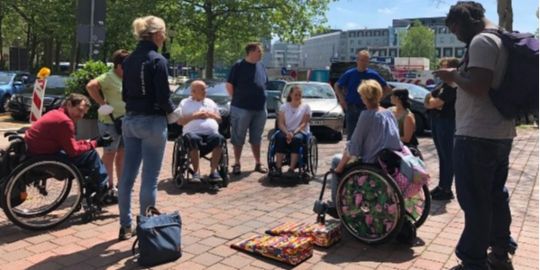 Rollstuhltraining in der Stadt Augsburg