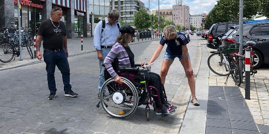 Rollstuhltraining in der Stadt Nürnberg